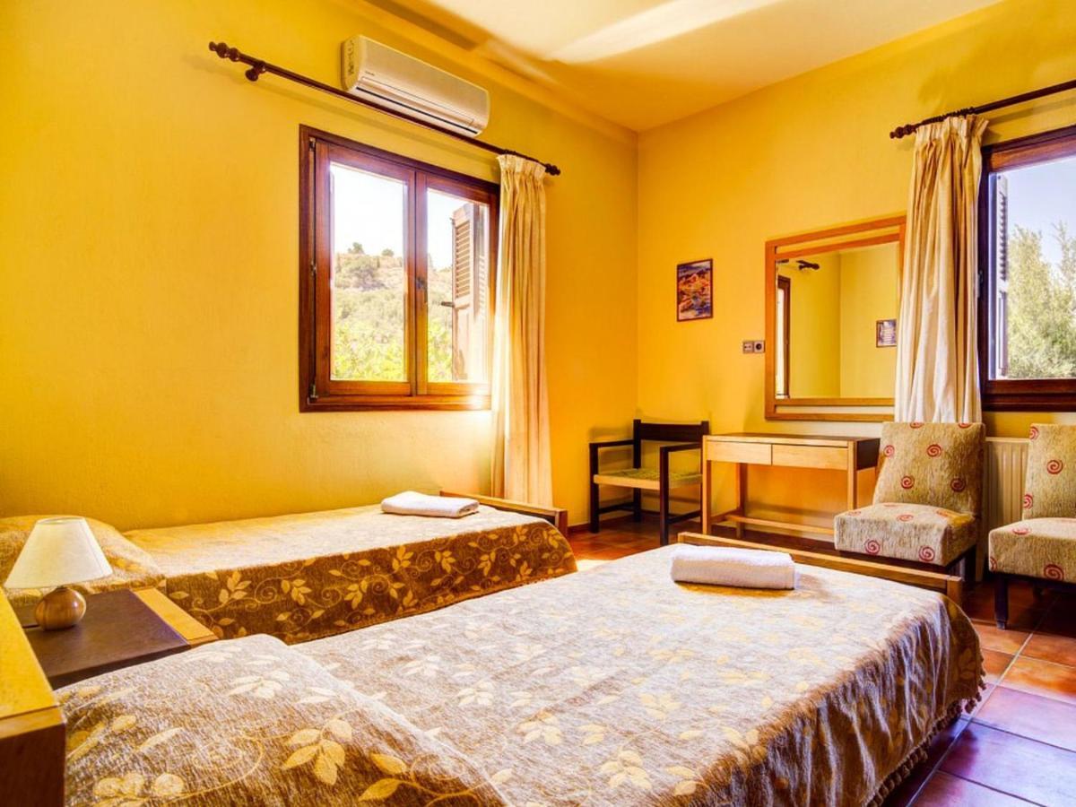 Villa Sprawling Vlilla In Malades Agios Sillas Esterno foto