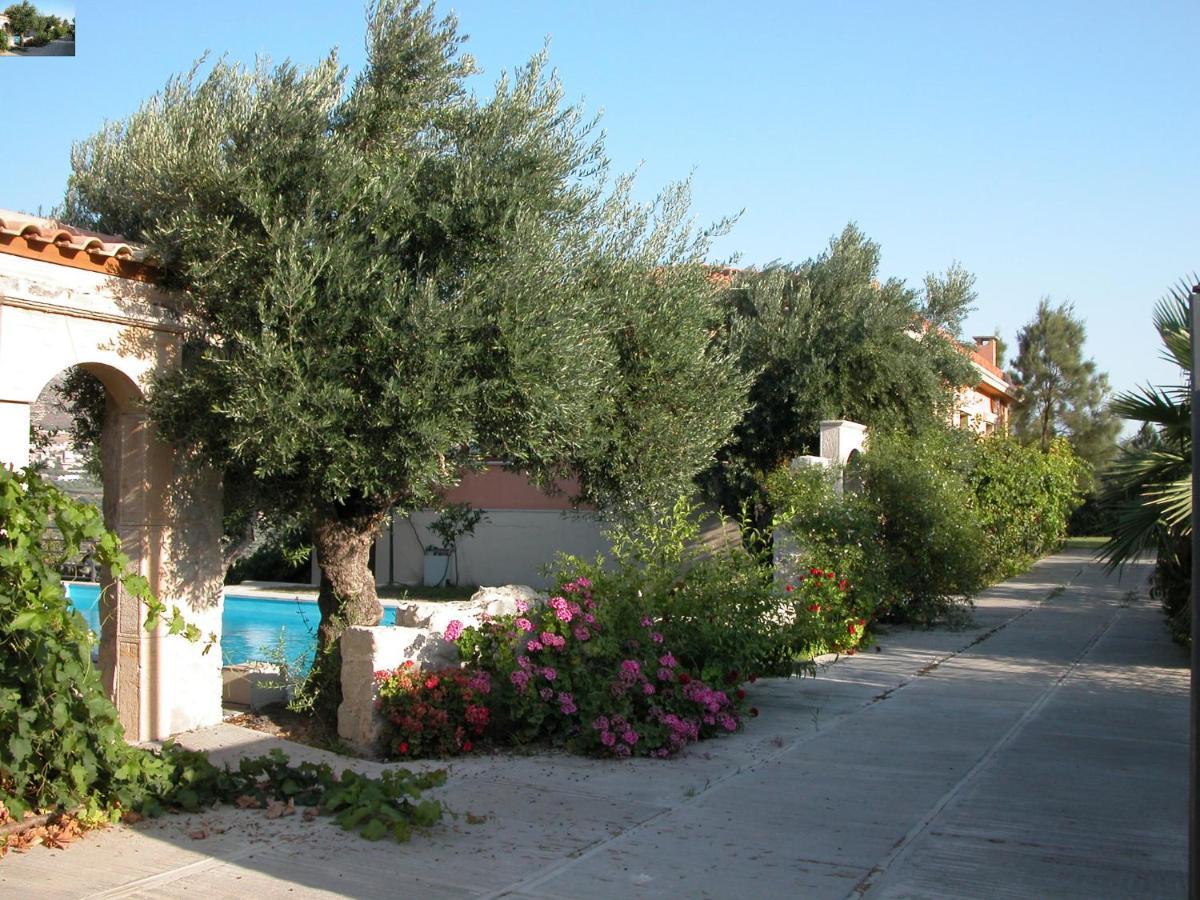 Villa Sprawling Vlilla In Malades Agios Sillas Esterno foto